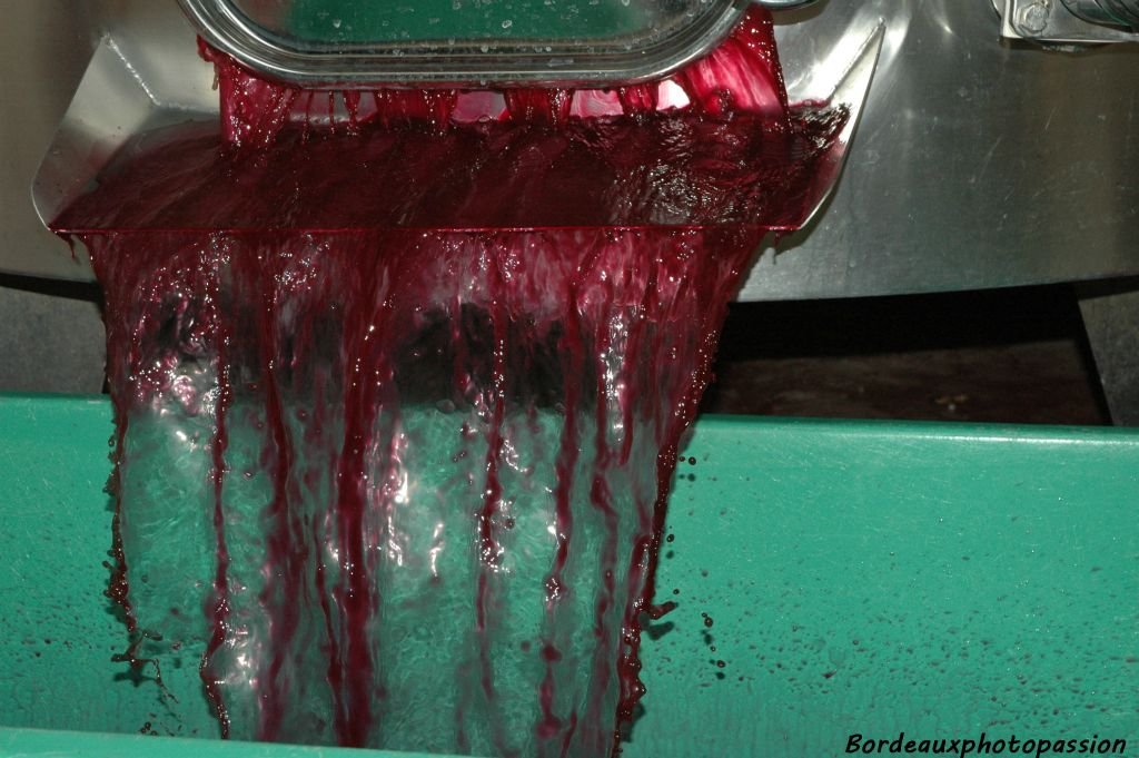 afin de laisser couler le jus de fond de cuve...