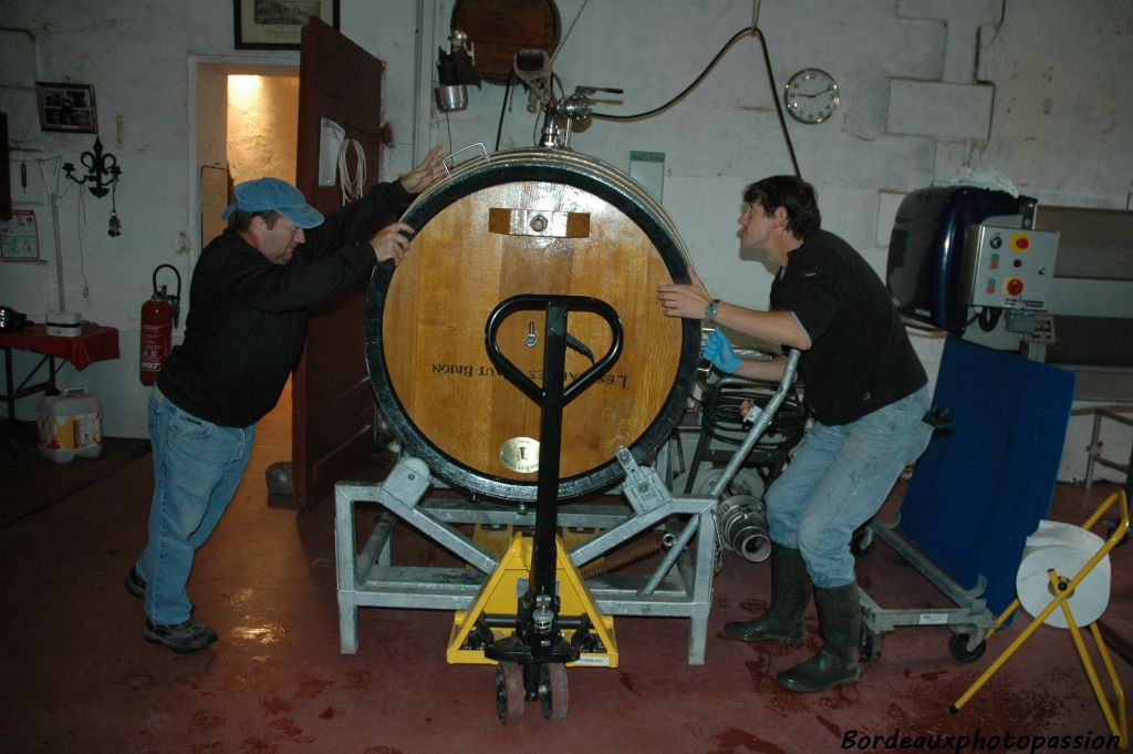 Une autre technique de vinification est utilisée ici pour le cépage cabernet-franc (15% de la production) qui apporte une certaine complexité aromatique et un boisage plus délicat.
