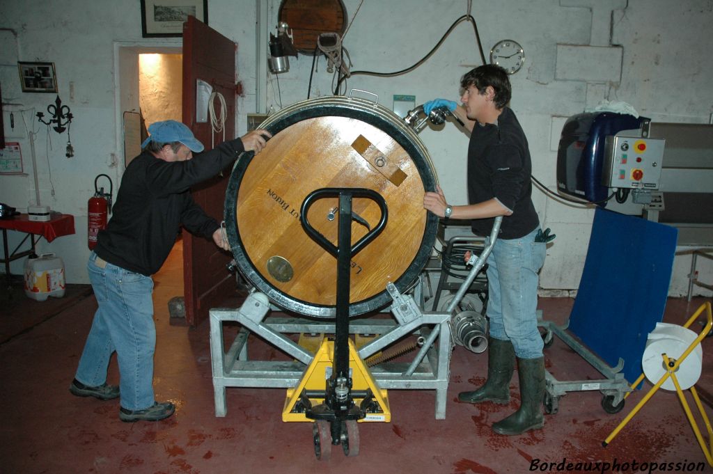 Les grains de raisin sont envoyés dans un contenant de bois : le Roll Fermentor. La vinification y sera opérée intégralement. Un système de rotation à 360° permet de casser facilement le chapeau de marc.
