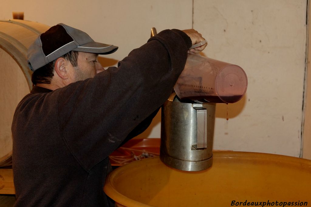 Le bâtonnage terminé, il s'agit de compléter chaque barrique avec du vin mis de côté a cet effet.