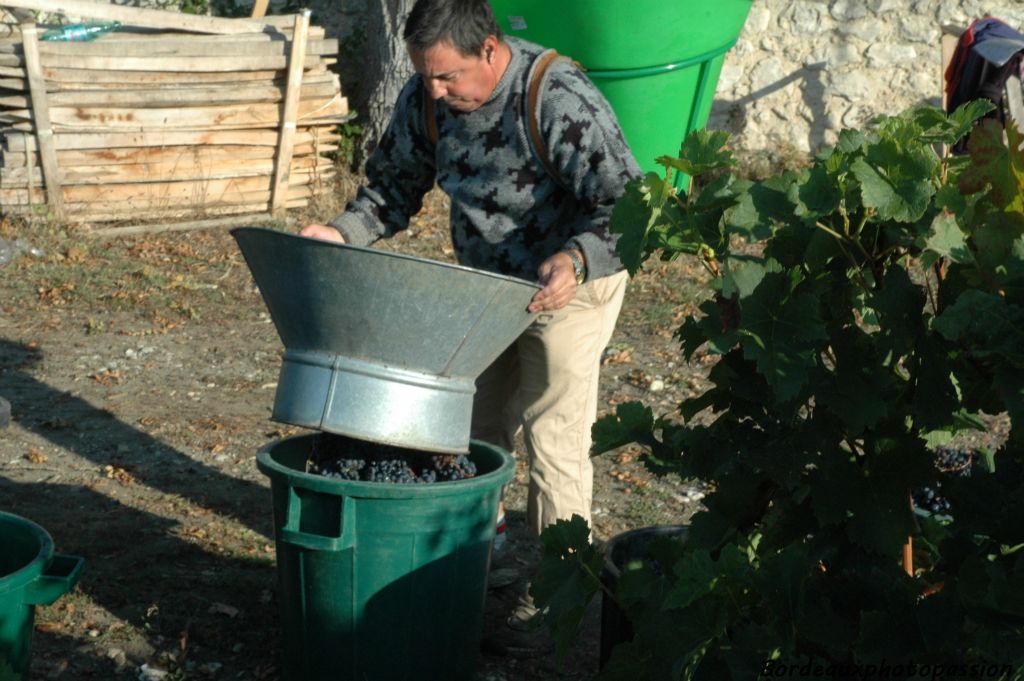 Le porteur change lui-même l'entonnoir de baste dès que cette dernière est pleine.