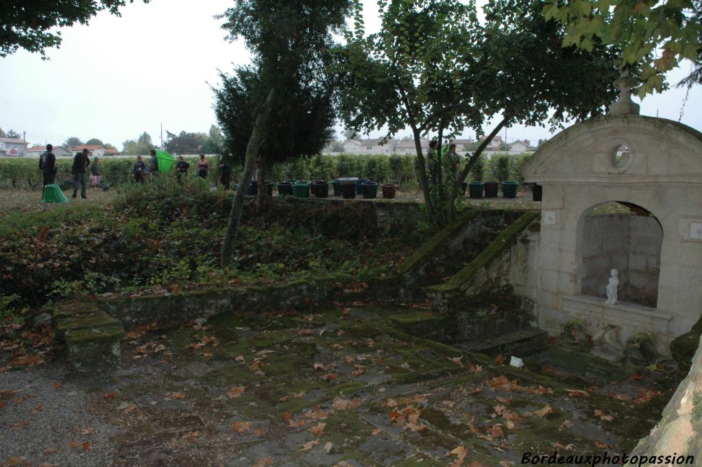 De combien de vendangeurs cette fontaine du XIVe siècle a-t-elle été témoin ?