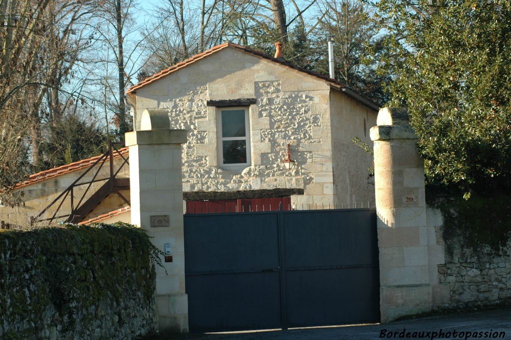 On y pénètre par un portail situé dans Bordeaux au 20 rue des Carmes, ce qui en fait le seul château viticole de la capitale girondine.