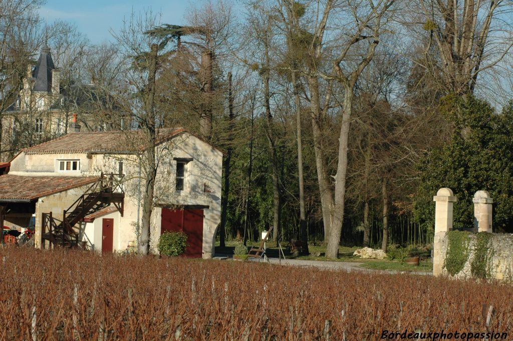 Une fois le portail franchi depuis la commune de Bordeaux, à gauche c'est Pessac et à droite Mérignac. Un ancien moulin vous accueille chaleureusement avec sa pierre blonde.