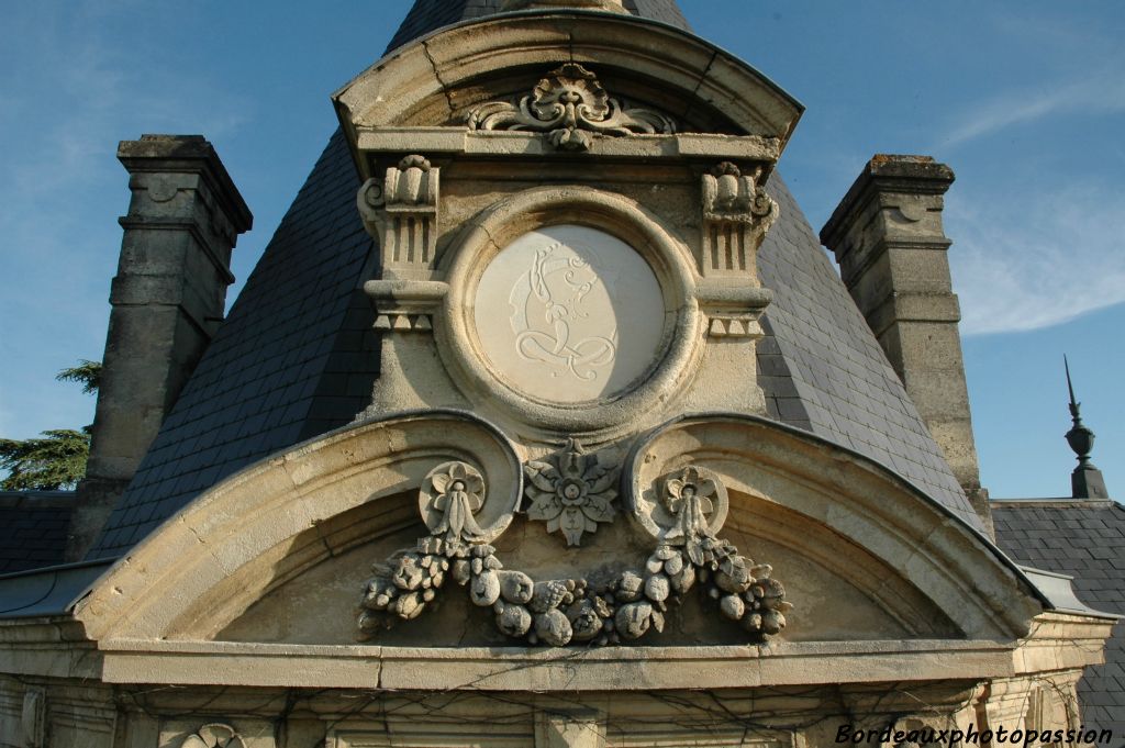 Léon Colin était négociant aux Chartrons... il a toujours ses initiales sur le château qu'il a fait construire pour venir le dimanche "à la campagne".