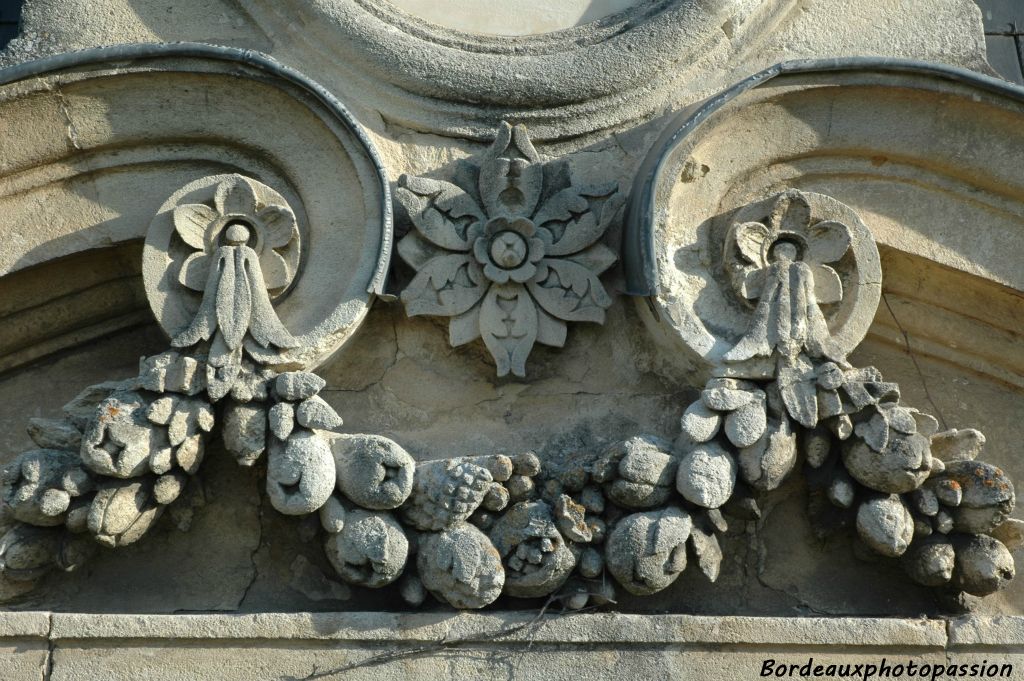 il a toujours ses initiales sur le château qu'il a fait construire pour venir le dimanche "à la campagne".