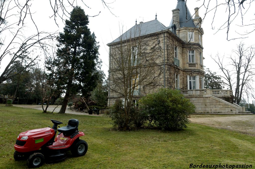 La création du parc qui l'entoure a été confiée au très célèbre jardinier-paysagiste Louis Bernard Fisher connu pour avoir créé par la suite le jardin public de Bordeaux.