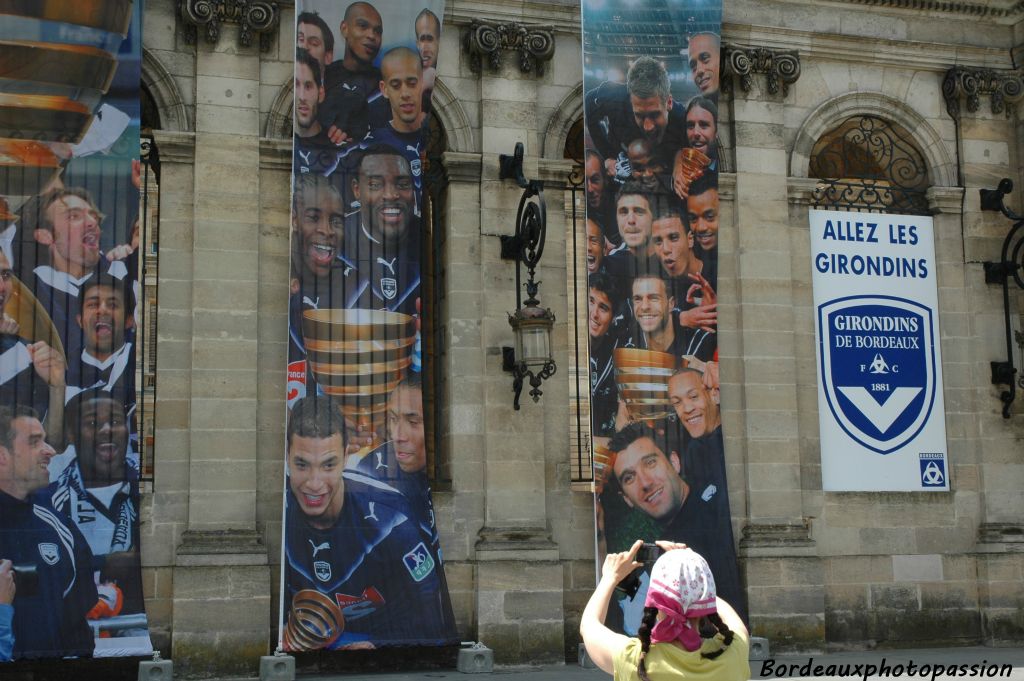 Pour cette touriste une photo va immortaliser l'évènement. Pourtant à cette heure-ci, place des Quinconces, elle aurait pu en faire davantage...