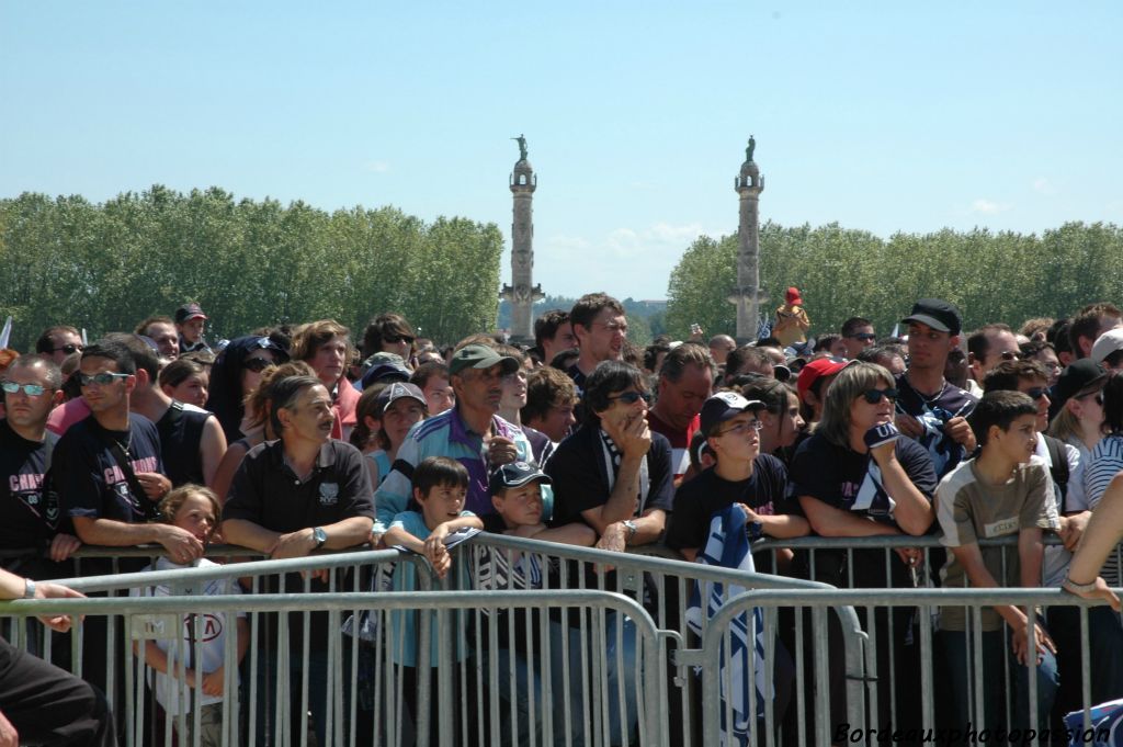 Encore 20 000 supporteurs sont là présents sous un soleil de plomb... ils attendent...