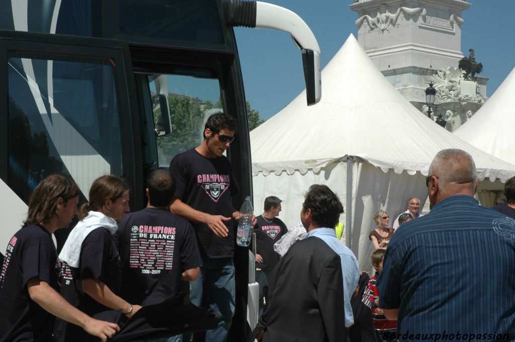 Yoann Gourcuff avec une bouteille d'eau minérale... même s'il a fait la fête, il faut penser à l'équipe de France dès le lendemain.