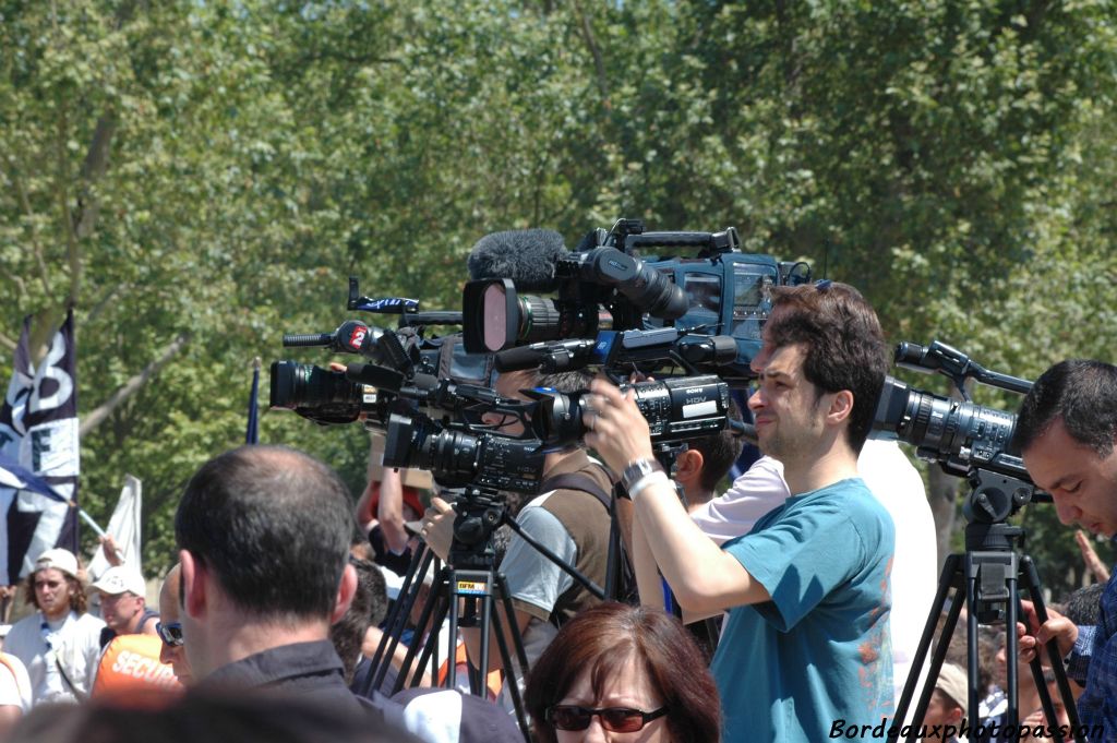 ...devant les caméras de toutes les télés qui ne veulent pas rater l'évènement...