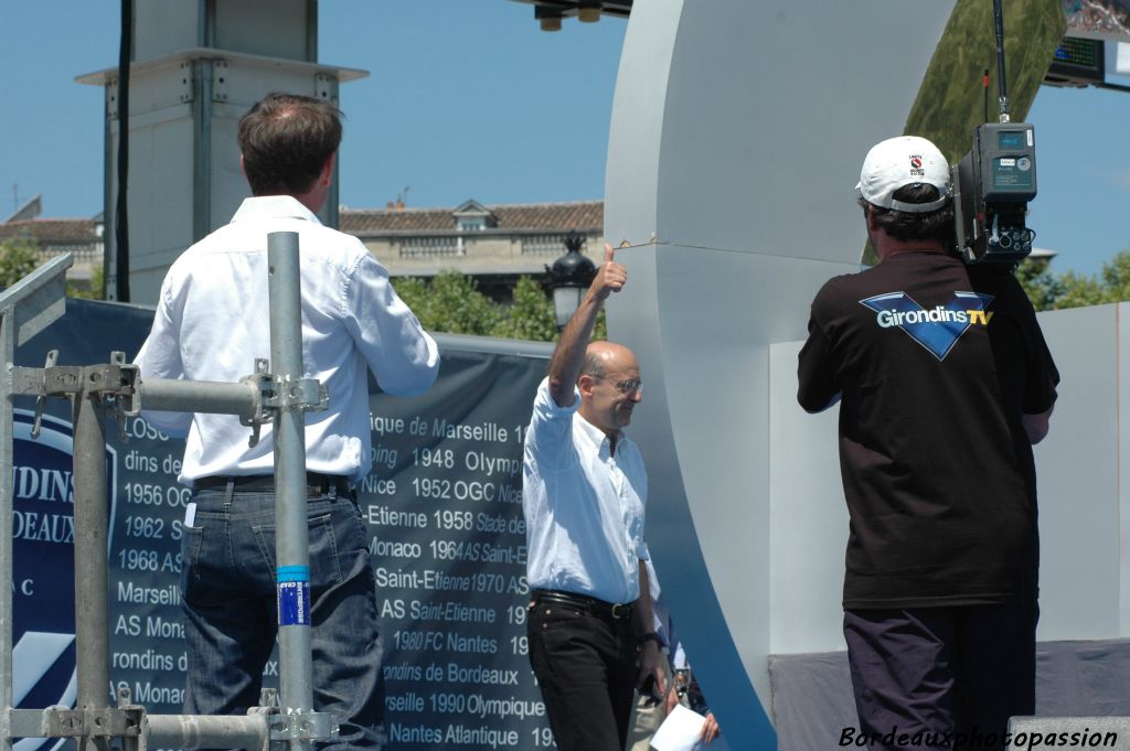 C'est le maire Bordeaux, Alain Juppé qui ouvre le bal...