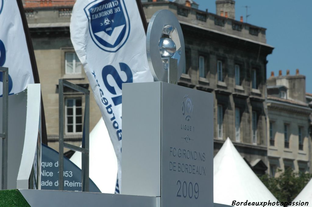 L'hexagoal, une œuvre du sculpteur franco-argentin Pablo Reinoso est là, bien présent sur le podium. Il est pour les Girondins de Bordeaux cette année !