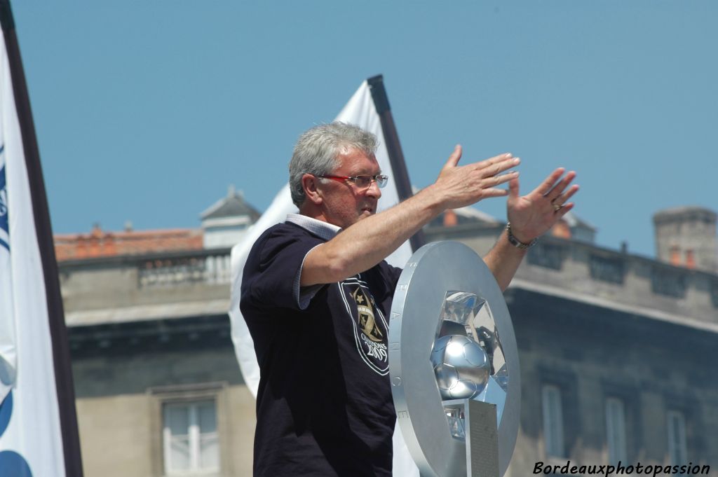 L'entraîneur des gardiens de buts Dominique Dropsy est le premier à monter sur le podium près du trophée. Chacun recevra une réplique de l'Hexagoal.