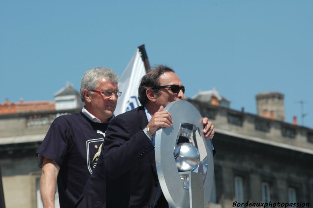 Le président embrasse le trophée... ça fait 10 ans qu'il attendait ça... et les supporteurs aussi !