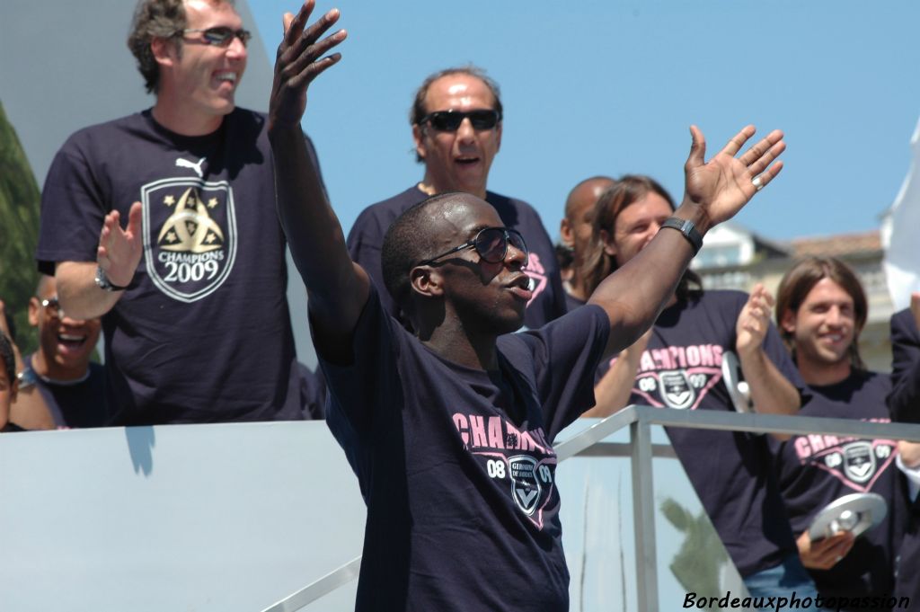 Lorsque le présentateur annonce "son altesse Souleymane Diawarra", la foule exulte et Souley en rajoute...