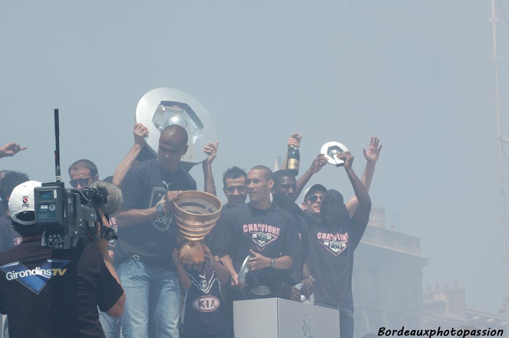 La coupe de la Ligue est l'œuvre du sculpteur  franco-argentin Pablo Reinoso, le même qui a créé l'Hexagoal.