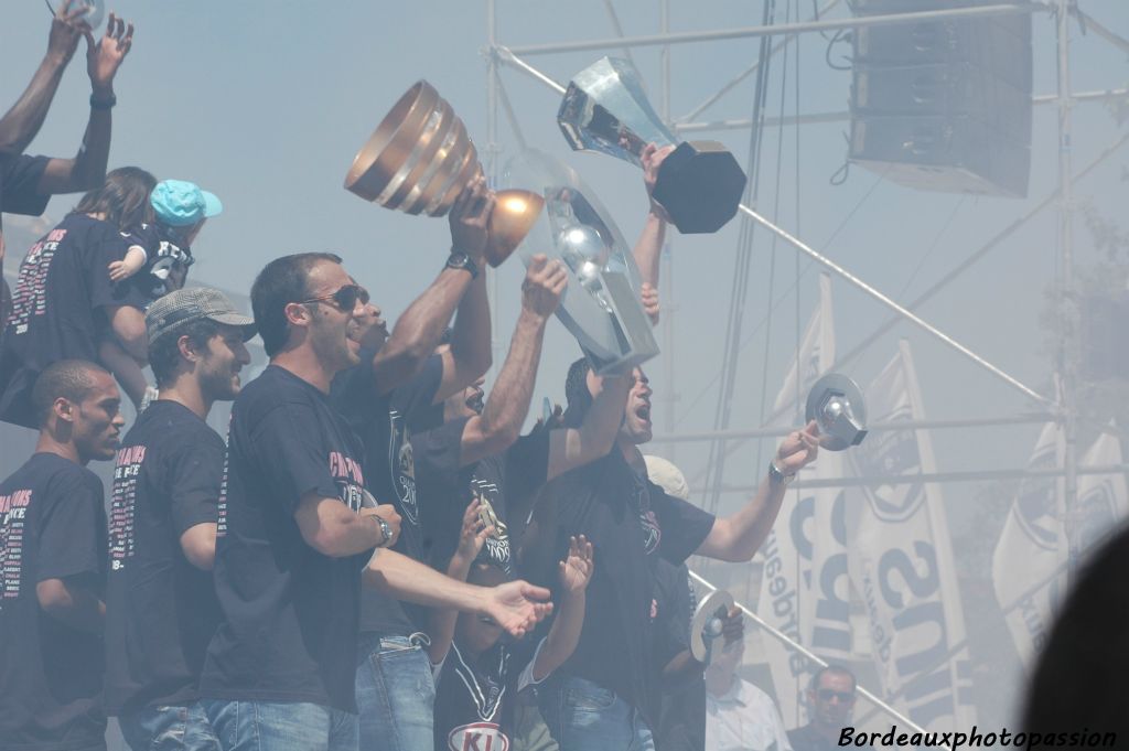 Dès le premier match de la saison au stade Jacques Chaban-Delmas, les Girondins avaient gagné le trophée des Champions face à  Lyon. Le trophée est bien là au côté des deux autres !