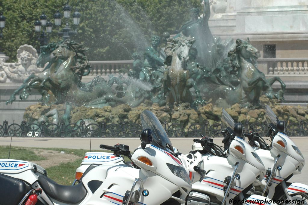 Les chevaux de la fontaine piaffent d'impatience. Ceux des motards attendent les joueurs...