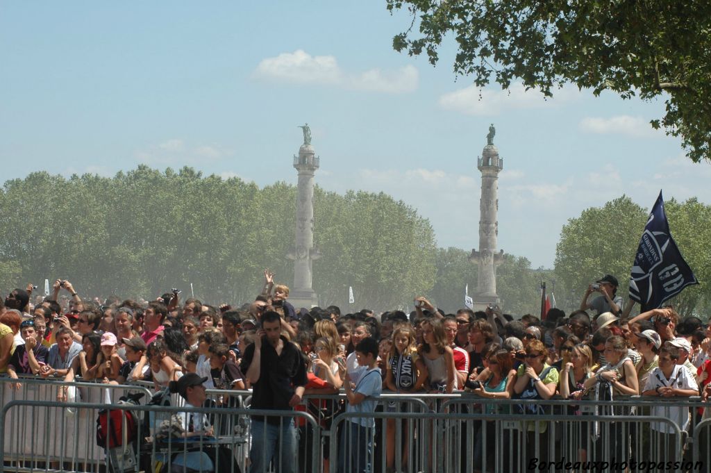 La foule attend toujours  la fin du déjeuner de leurs joueurs favoris. On ne sait jamais pour un autographe ou une bise, ça vaut le coup d'attendre !