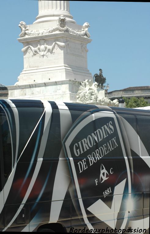 Le bus des Girondins de Bordeaux au pied du monument des Girondins (de la Révolution). C'est sur la plus grande place d'Europe qu'on fête les Girondins !
