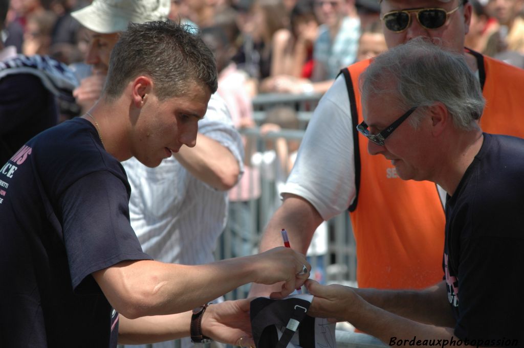 Le déjeuner terminé, Grégory Sertic commence à signer des autographes... Souhaitons-lui beaucoup de signatures dans une longue carrière !