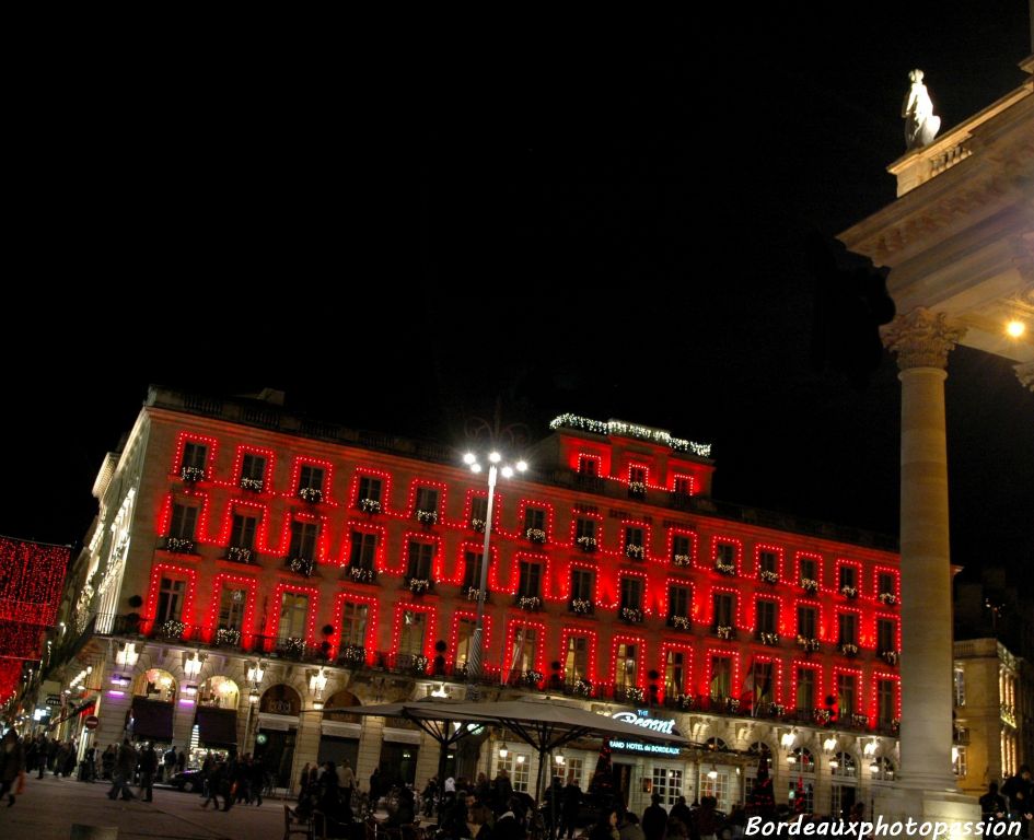 À l'occasion des fêtes de fin d'année, Bordeaux a sorti ses plus belles parures pour illuminer la ville.