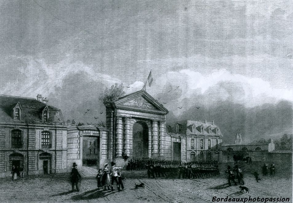 ...à la fin de la Révolution, au XVIIIe siècle, cinq pieds  ont été plantés sur le bâtiment à droite de la porte d'Aquitaine.
