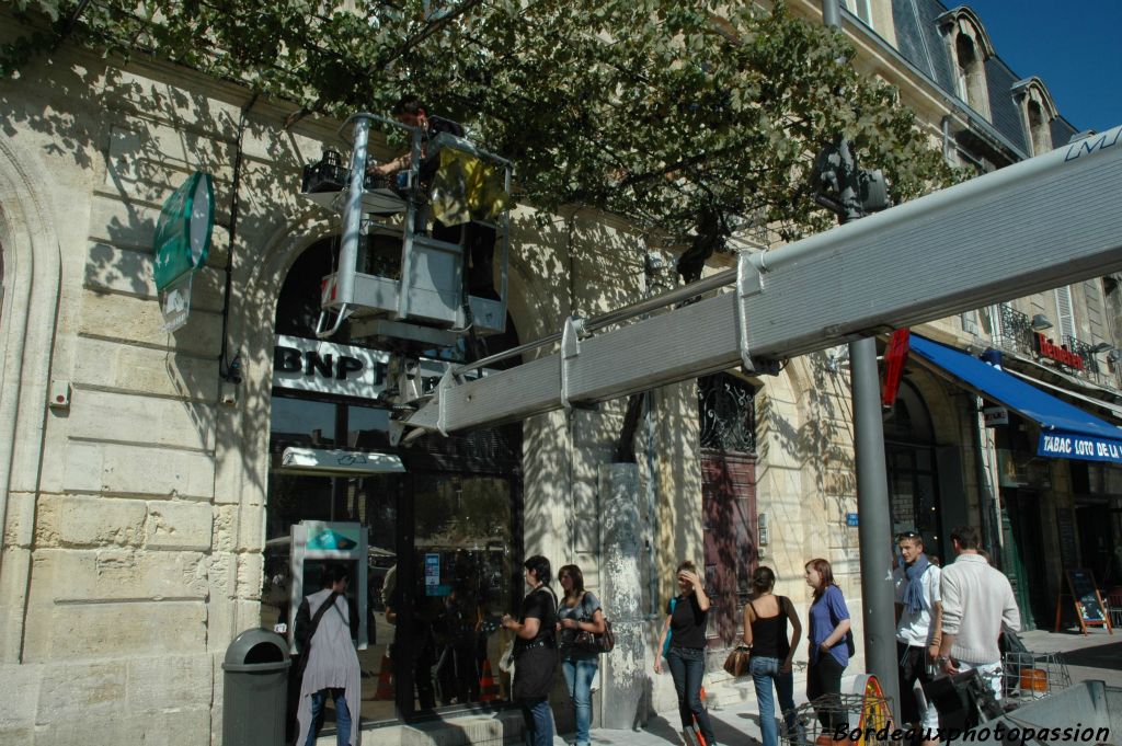 L'ancienne pharmacie-herboristerie est devenue un restaurant et une banque. Les clients, au guichet automatique, profitent de l'ombre d'une treille historique dont ils ignorent souvent l'existence. 