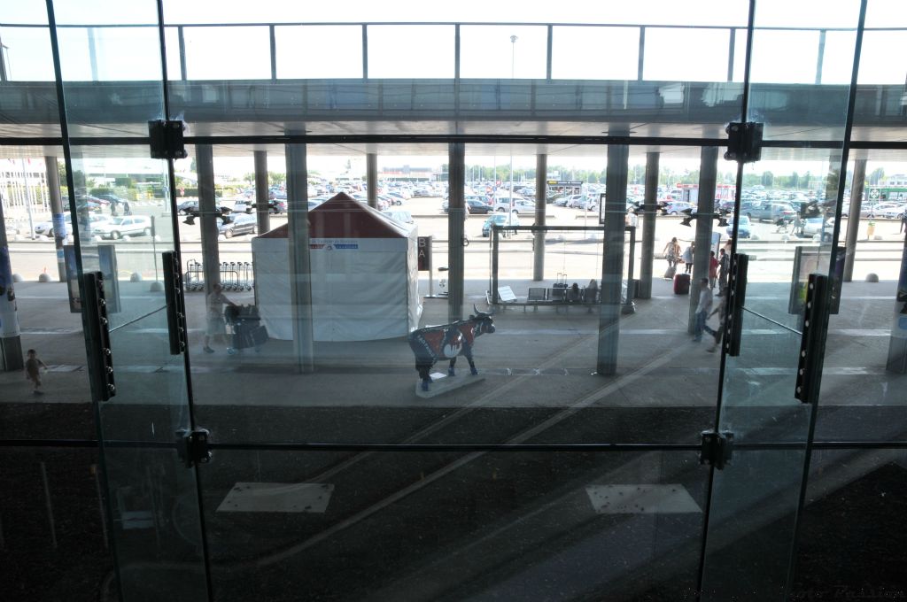 Caval'Cow n'est pas seule à l'aéroport. "Horloge biologique" est là pour rappeler aux passagers que voyager peut parfois perturber.