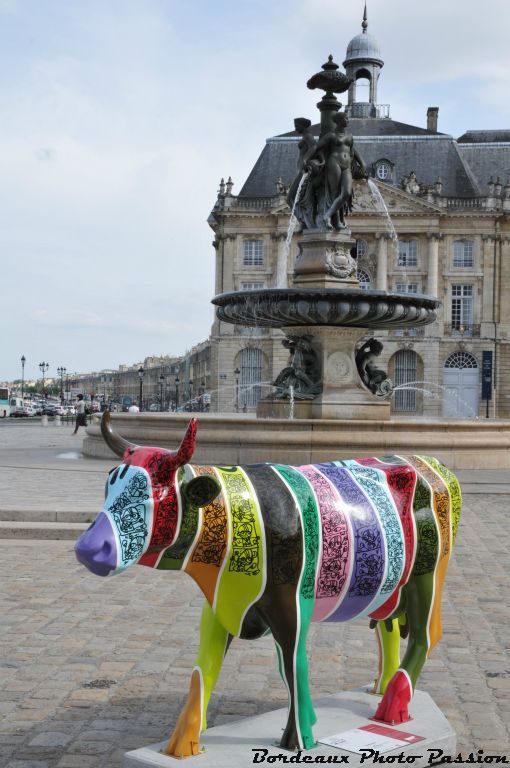 De part et d'autre de la fontaine des Trois Grâces, deux vaches attendent les curieux. Celle de Jofo se prénomme Gabrielle.