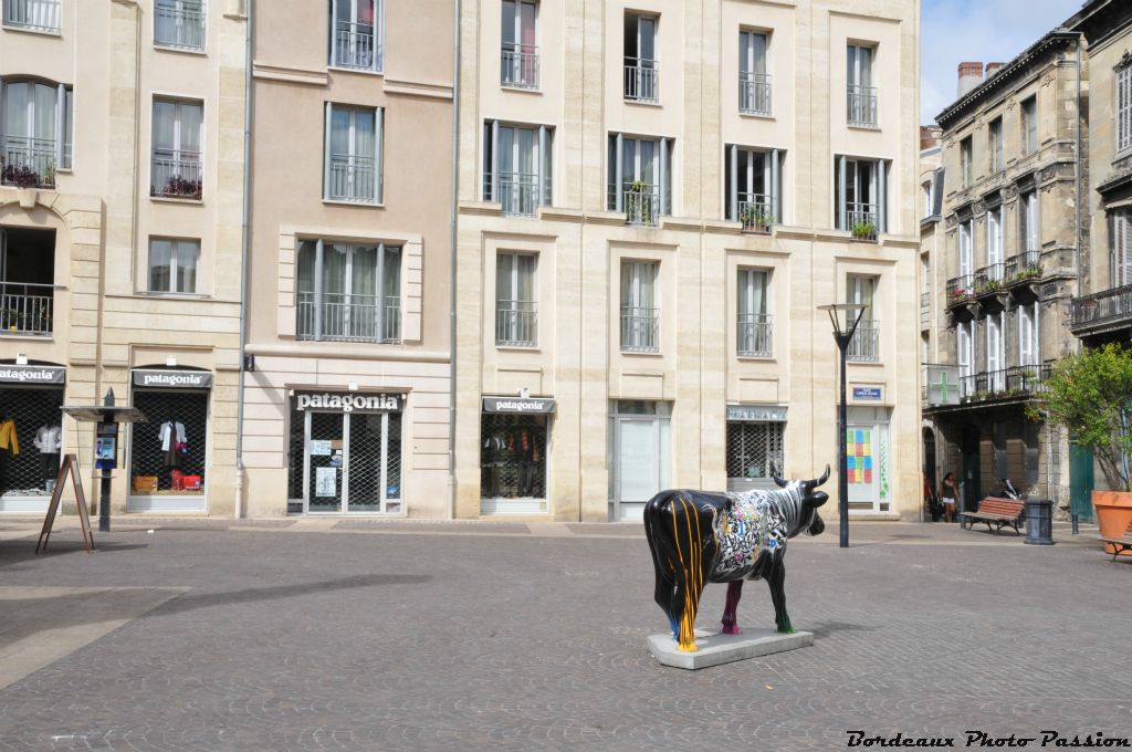 La place Camille-Jullian est à deux pas de rue Sainte-Catherine. Cow grafitti y semble à l'aise.