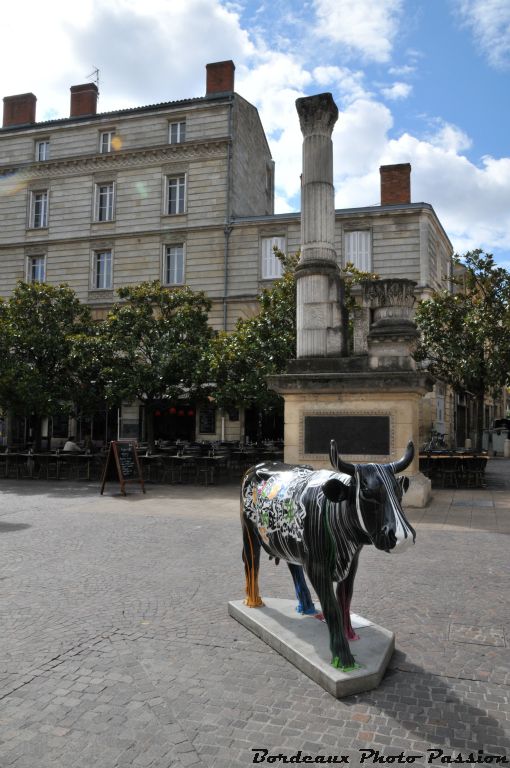 Au pied du monument dédié à l'historien de Bordeaux, Camille Jullian, Cow grafitti appartient au traiteur Lacoste à Eysines.
