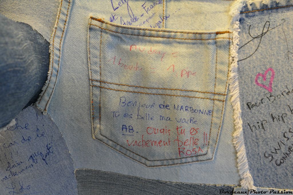 Elle est suivie à la lettre. De nombreux messages fleurissent sur ma peau de jeans.