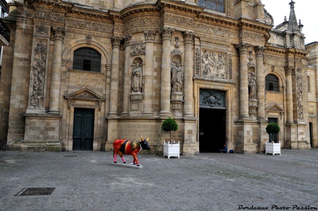 Au pied de l'église Notre-Dame, Txumina peut paraître un peu perdue.