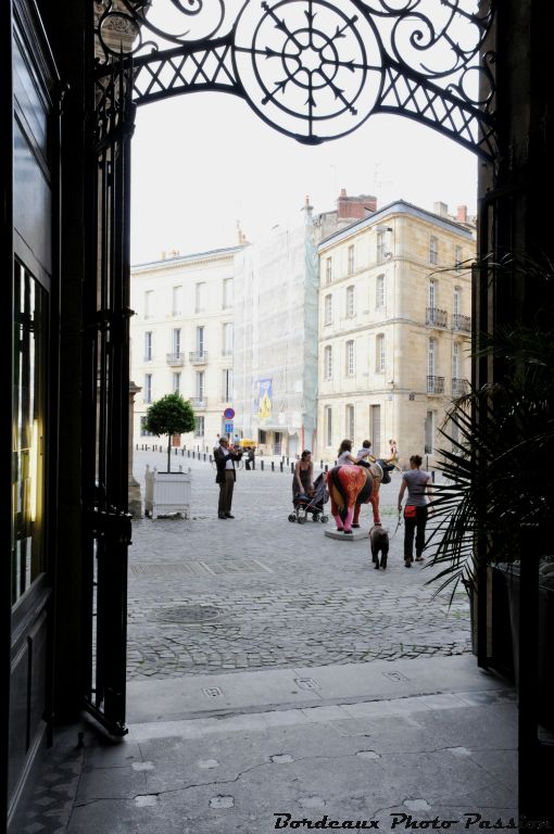 Elle est sur une sortie ou une entrée du passage Sarget, ce qui lui amène pas mal de monde.