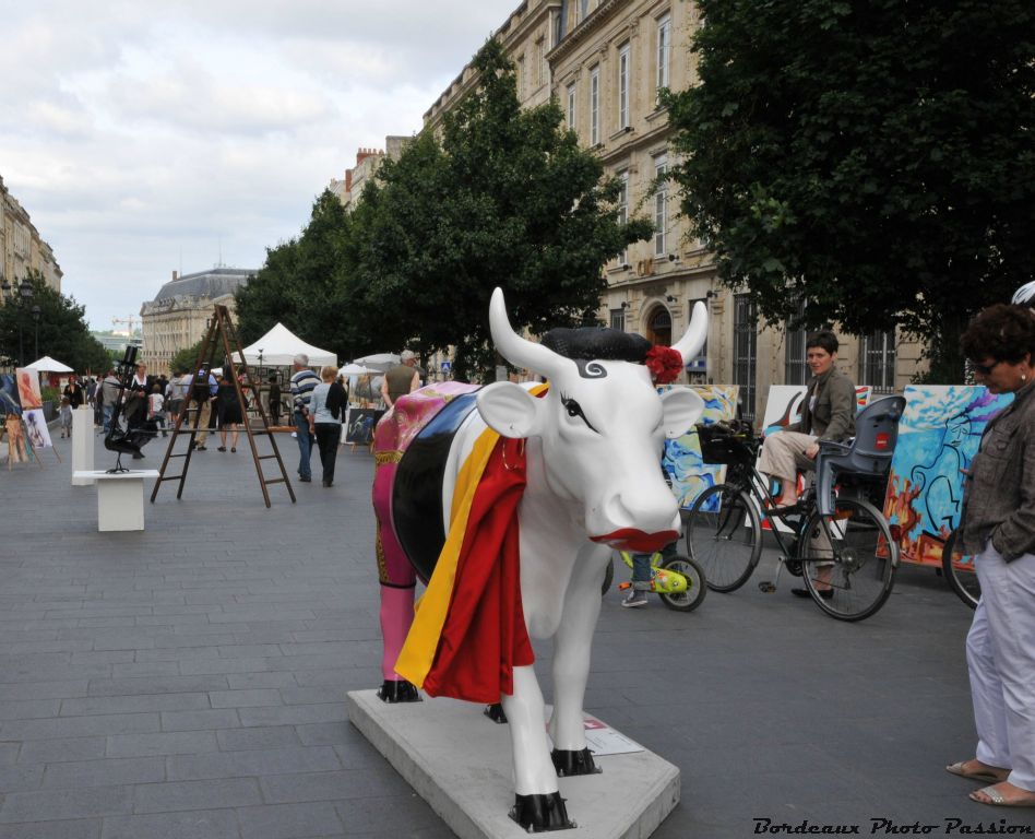 La femme du torero intrigue en haut du cours du Chapeau Rouge.