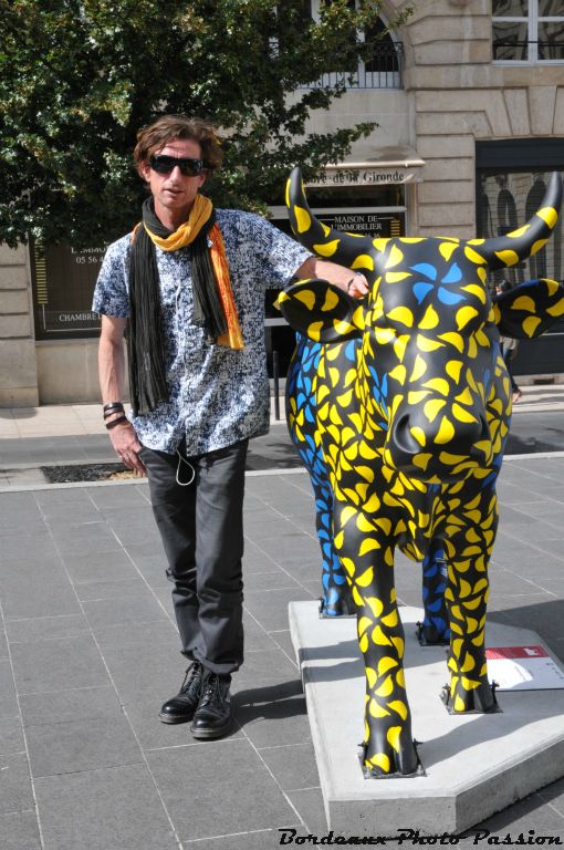 Voici Yann Muller son auteur. Allez voir sa 2e œuvre place Paul Doumer.