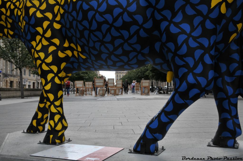 Vous aviez vu certainement une vache décorée de fleurs et bien regardez attentivement... ce sont peut-être des casques de chantier !