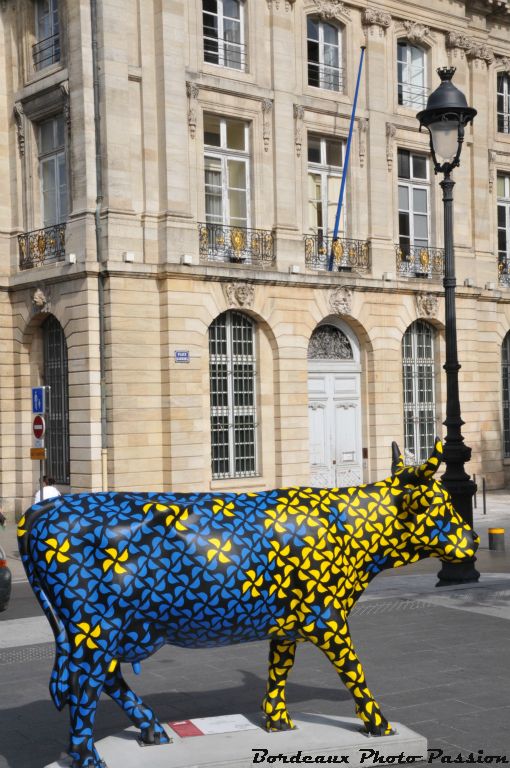 Afin d'éviter les dégradations successives, nos trois vaches ont migré vers le jardin public où vous pourrez les trouver toujours aussi souriantes.