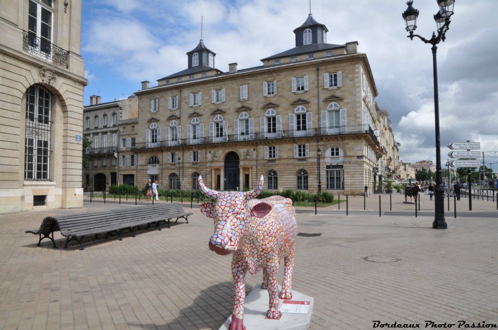 Rassurez-vous, je ne suis pas toute seule sur ce quai. J'ai une copine qui habite près de l'ancien hôtel Fenwick à quelques mètres de là, exactement cours Xavier-Arnauzan.