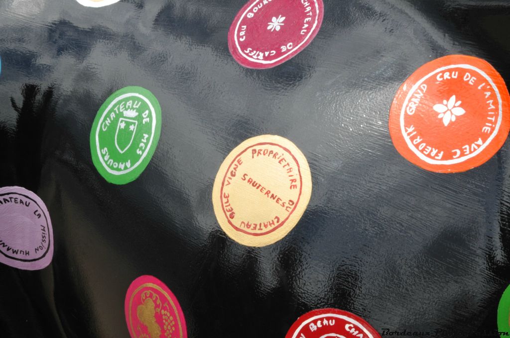 Solange Leuret m'a couverte de boutons représentant les appelations bordelaises de vins.