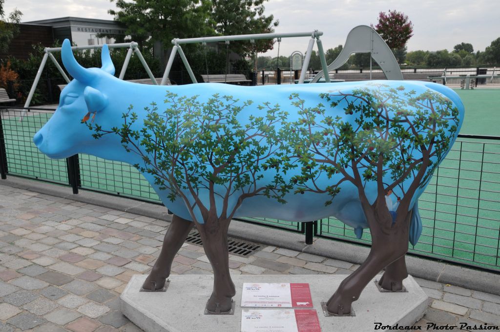 Je suis la vache 4 saisons. Placée près de l'aire de jeux pour enfants quai des Chartrons,  Michel Porte Petit a peint deux saisons sur mon flanc droit et deux autres sur le flanc gauche.