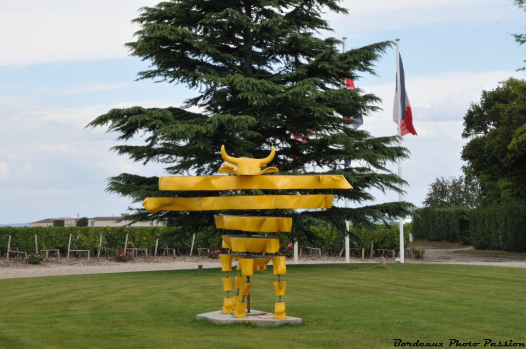 Selon le point de vue, la robe jaune de notre vache tranche davantage.