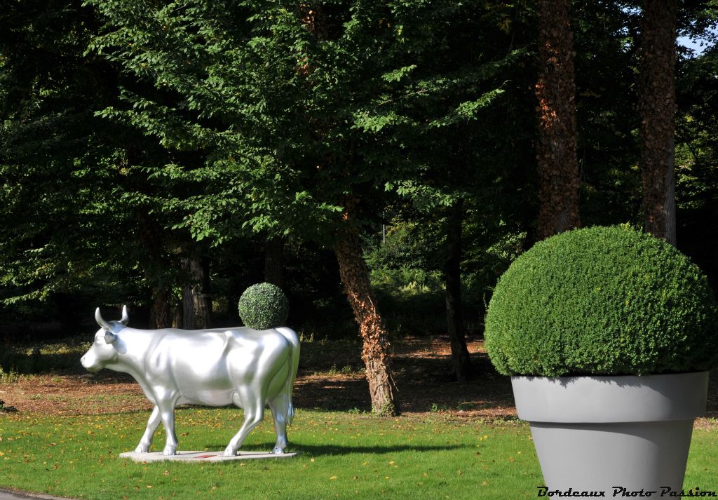 A regarder de plus près, Botanic Cow a servi de modèle au jardinier du château... à moins que ce ne soit le contraire !