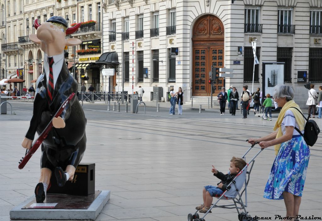 Assise sur son ampli, elle n'arrêtait pas de jouer sur la place et attirait beaucoup de curieux. Elle était tellement attirante qu'elle en a perdu son manche de guitare. Elle a été placée  à l'abri dans la cour de l'hôtel de ville en compagnie de Perpette.