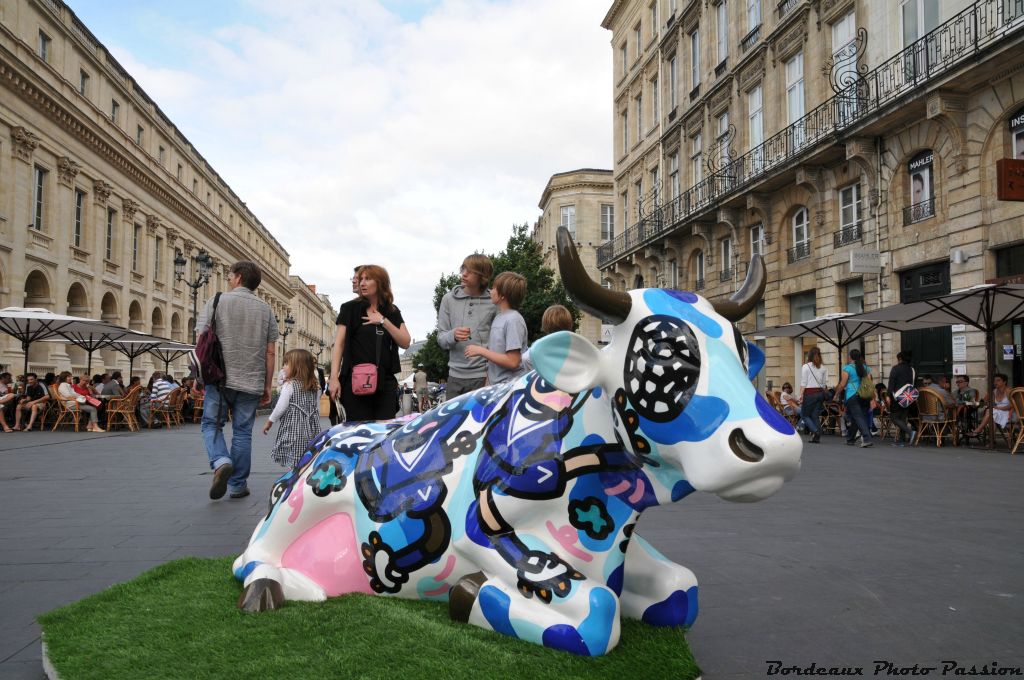 Une autre star qui a l'air bien fatiguée, c'est Marine des Girondins de Bordeaux. On reconnaît la patte de Jofo qui a fait aussi la vache Gabrielle place de la Bourse.