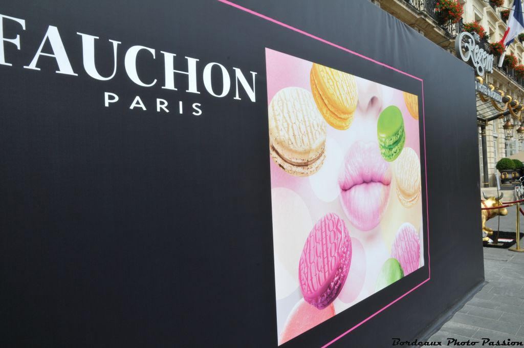 Cachée derrière une publicité Fauchon et assise à l'entrée du Regent, il ne peut s'agir que d'une autre star.