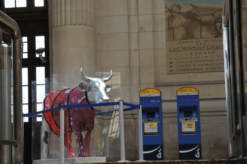 Installée dans le hall de la gare Saint-Jean, Cownexions de Bernard Michaud surprend plus d'un voyageur.