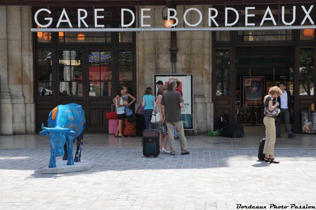 Elle voit beaucoup de valises, ce qui lui donne peut-être envie de partir. De toute façon c'est ce qui va lui arriver le 14 septembre prochain à l'occasion de la vente aux enchères !